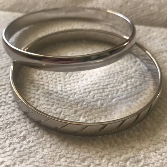 Beautiful shiny silver Monet bangle bracelets - Picture 2 of 4